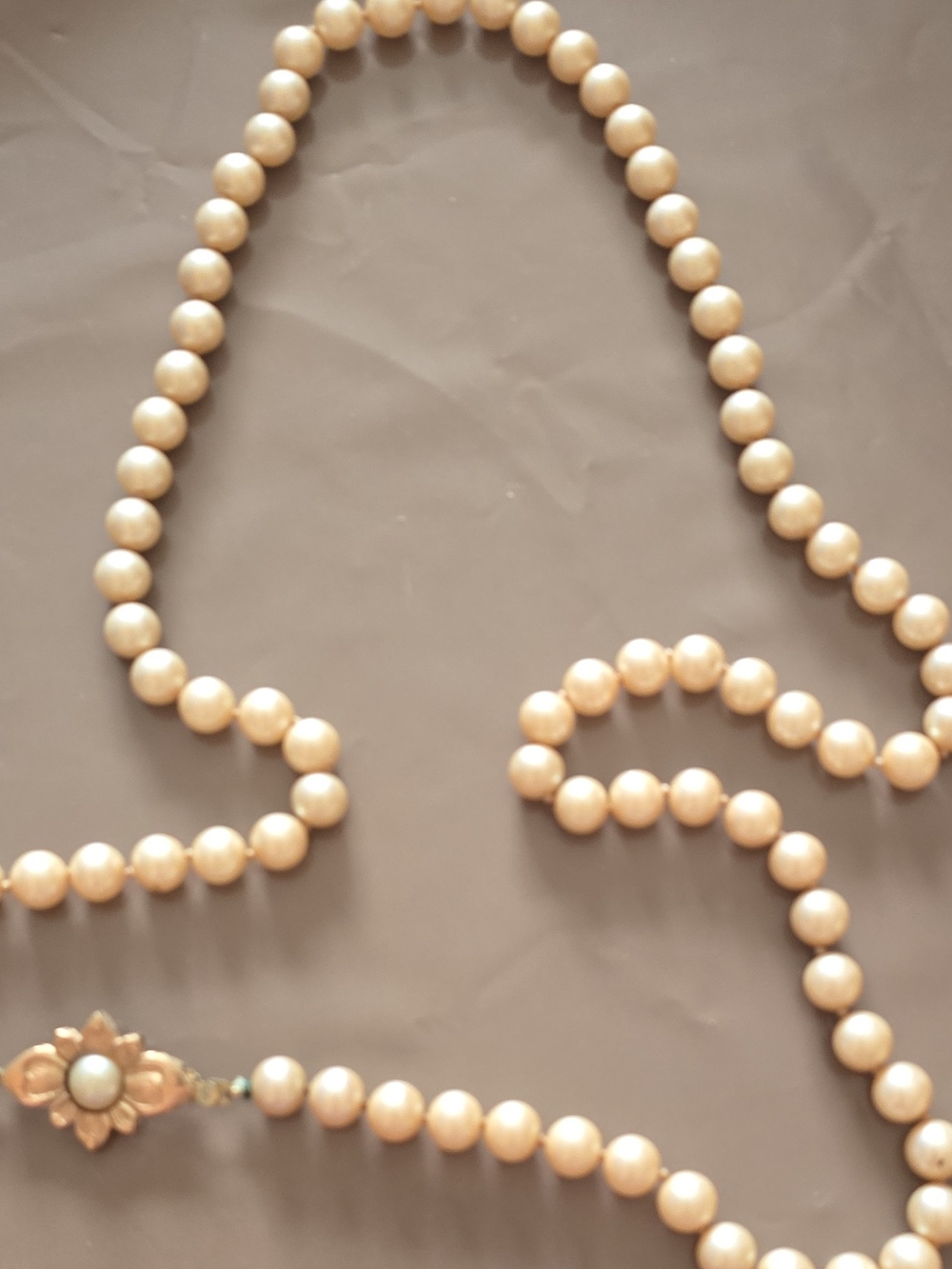 Elegant Vintage Cream Pearl Bead Necklace with Floral Accent